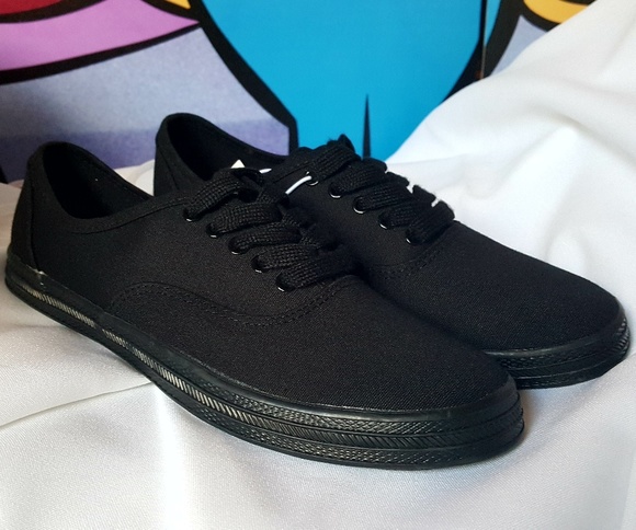 black canvas tennis shoes